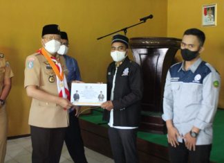 Gubernur Rohidin Salurkan Zakat Berbentuk Beasiswa dan Gerobak Usaha