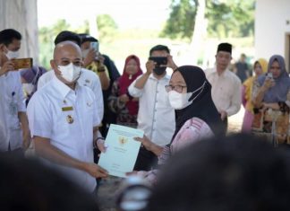 Bupati Gusnan Bagikan Sertifikat Tanah Kepada Masyarakat