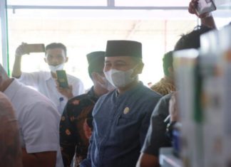 Wakil Ketua I DPRD BS Juli Hartono Bersama Bupati Gusnan Mulaydi Hadiri Launching Kios Sekundang