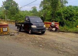 Warga Timbun Jalan Secara Gotong Royong Karena Tak Kunjung di Perbaik