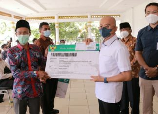 Bupati Gusnan Bagikan Kartu JKN-KIS Untuk Kades dan Perangkat Desa