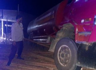 Diduga Tak Kuat Menanjak:Mobil Tangki CPO Terperosok ke Selokan