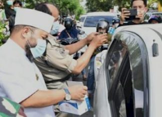 Covid-19 Terus Meningkat, Wali Kota Helmi Turun Ke Jalan Bagikan Masker