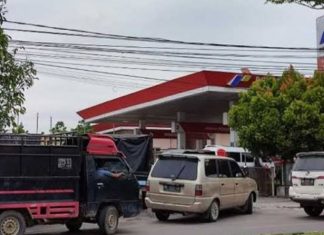 Warga BU Dikeroyok: Tegur Penyerobot Antrian BBM di SPBU Benteng,
