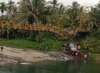 Jembatan Gantung Air Nipis Putus Mini Bus jatuh