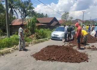 Larang Truk Pasir Kelebihan Muatan Lewat, Warga Rimbo Recap Pasang Portal dan Gelar Gotong Royong