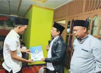 Wawali Serahkan Akte Kematian Dan KTP Kepada Warga Pasar Baru