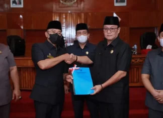 Bupati Gusnan Sampaikan Nota Pengantar Dalam Paripurna DPRD