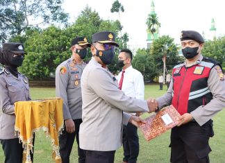 Wakapolda Bengkulu Beri Penghargaan Anggota Berprestasi Polres Lebong