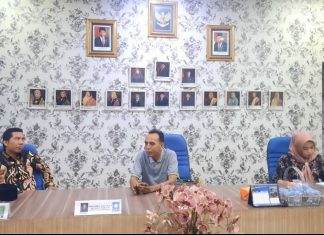 Tempat Jualan Ditutup Sepihak, Pedagang Pasar Pagar Dewa Ngadu Ke Dewan Anggota DPRD Kota Bengkulu Dediyanto Tampak Sedang Berdiskusi saat terima Kunjungan Pedagang Pasar Pagar Dewa