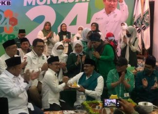 Harlah PKB ke-24, Cak Imin Ingatkan Kader untuk Setia Pada Politik Islam Aswaja Sekjen DPP PKB M Hasanuddin Wahid menerima tumpeng dari Wakil Ketua Dewan Syuro DPP PKB KH Manarul Hidayat dalam resepsi Harlah ke-24 PKB di Jakarta, Sabtu (23/7/2022) Foto/Dok Sindo