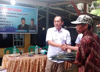 Nuzuludin Serahkan Bantuan 240 Pis Jaring, 400 Bubu Kepiting dan 105.000 Bibit Lele