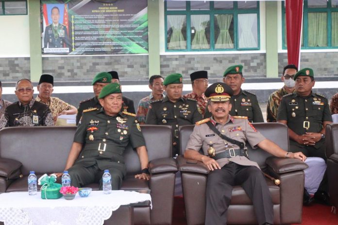 Kapolda Bengkulu Kapolda Bengkulu Irjen Pol Drs Agung Wicaksono, M.Si, didampingi Ibu Ketua Bhayangkari kemarin Selasa (26/07) mengikuti kegiatan Upacara Serah Terima Jabatan Danbrigif 8/GC
