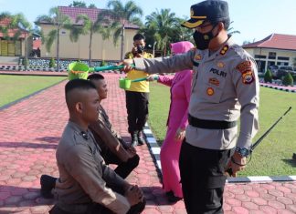 Penutupan Orientasi, Kapolres Mukomuko Siram Air Kembang dan Penyematan Baret Kapolres Mukomuko Saat Menyiramkan Air Kembang Semangat Kepada Bintara Polri