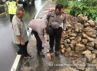 Noleh Ke Belakang, Pengendara Nabrak Pejalan Kaki Hingga Meninggal Olah TKP di Jalan Lintas Bengkulu Kepahiang Oleh Polres Bengkulu Tengah