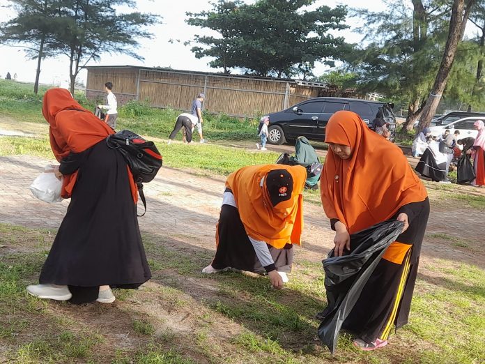 PKS Bengkulu Aksi Kebersihan di Pantai Panjang