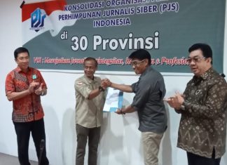 DPD PJS Sumsel Sukses Awali Konsolidasi Organisasi PJS di 30 Provinsi Plt Ketua PJS Mahmud Marhaba Saat Menyerahkan SK Kepengurusan PJS Sumsel