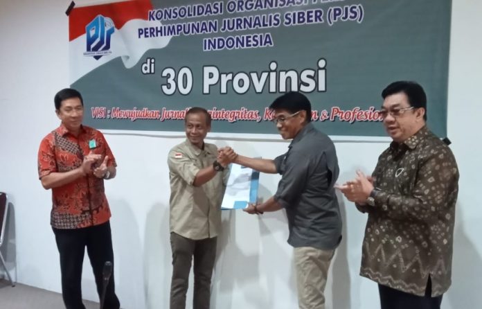 Plt Ketua PJS Mahmud Marhaba Saat Menyerahkan SK Kepengurusan PJS Sumsel