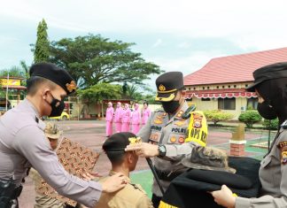 Polres Kaur Sambut Bintara Remaja Dengan Tradisi Orientasi dan Pembaretan Kapolres Kaur AKBP Dwi Agung Setyono, S.I.K, M.H Selasa kemarin (27/07/2022) memimpin pelaksanaan Upacara Tradisi Orientasi dan Pembaretan Bintara Remaja Angkatan 47 Polres Kaur.