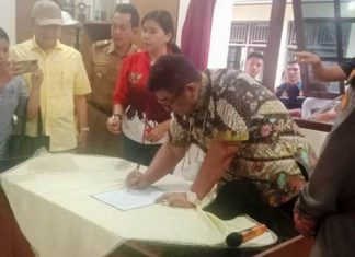 Dimediasi Gubernur, Konflik PT. Pamor Ganda dan Warga Damai dengan 6 Point Kesepakatan Tampak Gubernur Bengkulu Rohidin Mersyah didampingi LSM Lira saat mediasi Pihak PT Pamor Ganda dan Warga