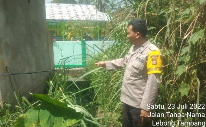 Tampak Polisi Olah TKP Warga Yang Kesetrum Listrik