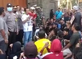 Viral Usai Dikunjungi Pesulap Merah, Warga Demo Minta Padepokan Gus Udin Ditutup Tampak Warga DIdepan Padepokan Nur Dzat Sejati Unjuk Rasa Minta Padepokan Dtutup Foto/Dok Mitratoday