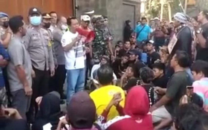 Tampak Warga DIdepan Padepokan Nur Dzat Sejati Unjuk Rasa Minta Padepokan Dtutup Foto/Dok Mitratoday