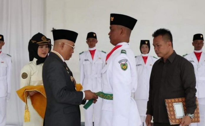 Bupati Gusnan Kukuhkan Paskibraka