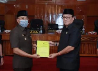 Paripurna DPRD BS Agenda Penyampaian Nota Pengantar Bupati Terhadap 6 Raperda Bupati Bengkulu Selatan, Gusnan Mulyadi saat menyerahkan nota pengantar kepada Ketua DPRD Bengkulu Selatan, Barli Halim, Senin, 11 Juli 2022, Foto: Dok