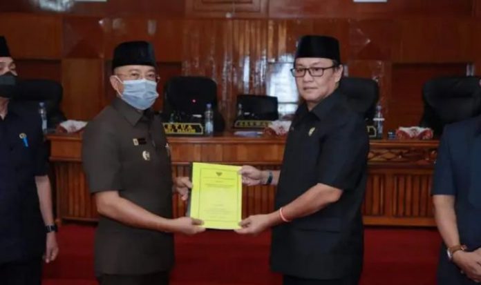 Bupati Bengkulu Selatan, Gusnan Mulyadi saat menyerahkan nota pengantar kepada Ketua DPRD Bengkulu Selatan, Barli Halim, Senin, 11 Juli 2022, Foto: Dok