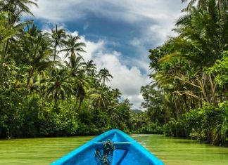 Destinasi Wisata Sungai yang Menarik Dijelajahi, Kepoin Yuk Bestie Foto Cover: Lanskap perahu yang berjajar di Sungai Mahakam, Kalimantan Timur. (shutterstock/danielchang67).
