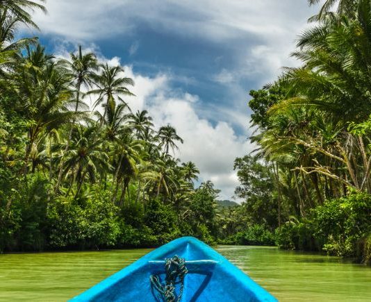 Destinasi Wisata Sungai yang Menarik Dijelajahi, Kepoin Yuk Bestie Foto Cover: Lanskap perahu yang berjajar di Sungai Mahakam, Kalimantan Timur. (shutterstock/danielchang67).