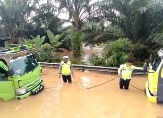 Polda Bengkulu Evakuasi Ribuan KK Terdampak Banjir Jajaran Kepolisian Saat Bantu Warga Banjir