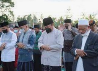 Ketua DPRD, Wakil Ketua I, dan Plt Sekwan Sholat Id di Lapangan Sekundangan Setungguan Ketua DPRD Manna Solat id
