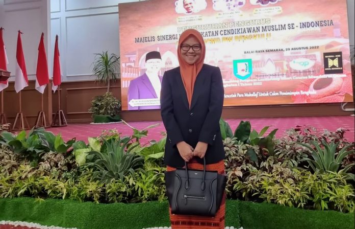 Kepala Sekolah Mundzirul Qaum Dr. Rina Raflesia, MA. Foto/Dok