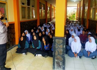 Police Goes To School, Satbinmas Polres RL Ingatkan Pelajar Hormati Guru dan Orang Tua Police Goes To School, Satbinmas Polres RL Ingatkan Pelajar Hormati Guru dan Orang Tua