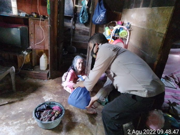 Tampak Anggota Polres Seluma Bagikan SEMBAKO