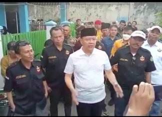 Angkatan Muda Ikatan Keluarga Minang dan Gubernur Sambangi Korban Kebakaran Tampak Gubernur Bengkulu Rohidin Mersyah dan Perwakilan Ikatan Keluarga Minang Bengkulu saat Kunjungi Korban Kebakaran