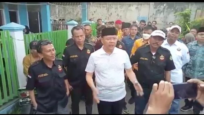 Tampak Gubernur Bengkulu Rohidin Mersyah dan Perwakilan Ikatan Keluarga Minang Bengkulu saat Kunjungi Korban Kebakaran