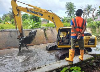 Sungai di Kota Bengkulu Sudah di Normalisasi, Tapi….? Tampak Tim PUPR Sedang Melakukan Normalisasi Sungai di Kota Bengkulu