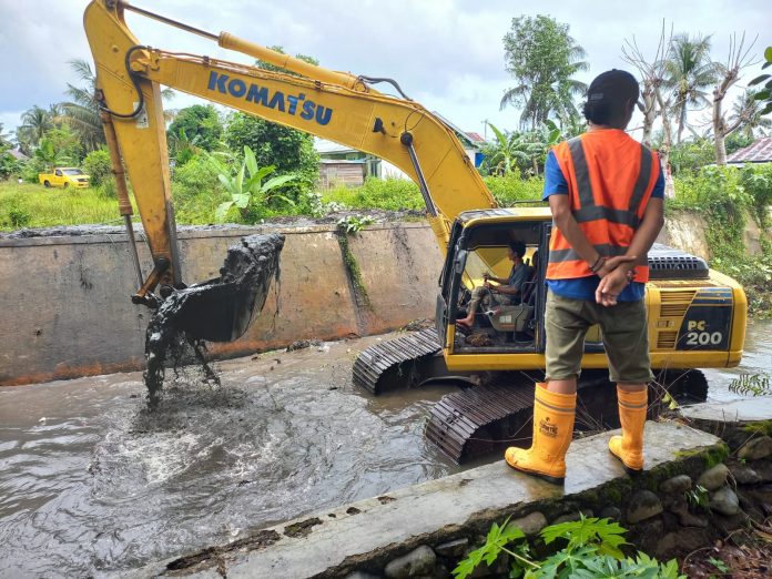 Tampak Tim PUPR Sedang Melakukan Normalisasi Sungai di Kota Bengkulu