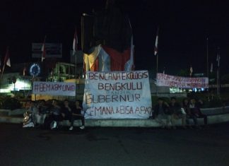 Bencana Ekologis Bengkulu “Banjir Mau Dihibahkan Kemana Pak Gubernur” Spanduk Anak PRESMA unib di bundaran Simpang Lima