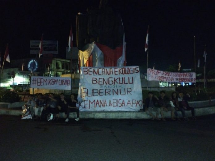 Spanduk Anak PRESMA unib di bundaran Simpang Lima