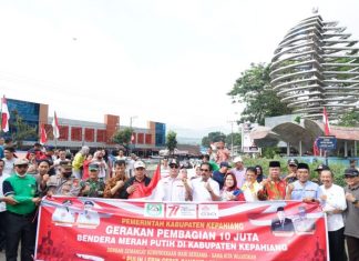 Wakil Bupati Bagi 5000 Bendera Merah Putih Wakil Bupati Bagi 5000 Bendera Merah Putih