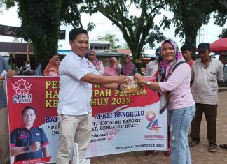 Momentum Hari Sumpah Pemuda, APKLI Kota Bengkulu Berbagi Sembako
