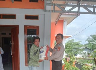 Polres Bengkulu Tengah Bagikan Bansos Beras Polri Ke Korban Banjir