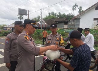 Bentuk Peduli, Polsek Taba Penanjung Bagikan Beras Ke Warga
