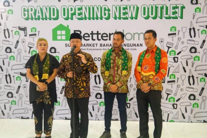 Gubernur Bengkulu Rohidin Mersyah bersama Manager Better Home saat menyampaikan kata sambutan usai peresmian