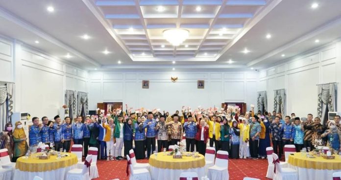 Gubernur Bengkulu Rohidin Mersyah bersama para mahasiswa berprestasi usai pemberian beasiswa di Balai Raya Semarak