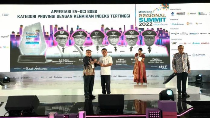 Kepala Dinas Kominfotik Provinsi Bengkulu Redwan Arif mewakili Gubernur Bengkulu saat menerima piagam penghargaan.